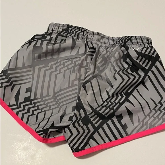 Nike Toddler Girl 3-4 Yrs 4T Hot Pink Tee & Gray Geometric Shorts Matching Set - Picture 6 of 8